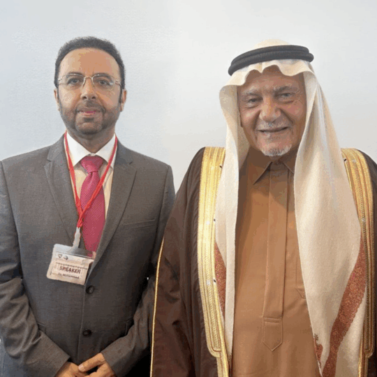 لقطة اجتماع طبي دولي يضم خبراء لمناقشة آخر التطورات في زراعة الأعضاء والرعاية الصحية المتخصصة بهارفارد