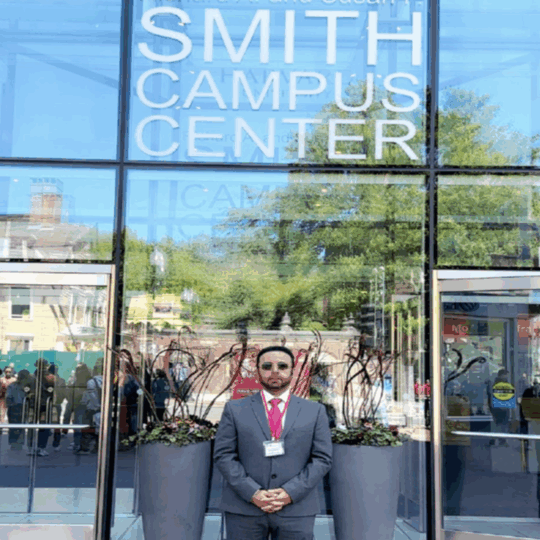 لقطة اجتماع طبي دولي يضم خبراء لمناقشة آخر التطورات في زراعة الأعضاء والرعاية الصحية المتخصصة بهارفارد